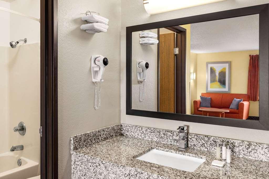 Baymont By Wyndham Cedar Rapids Hotel Ruang foto