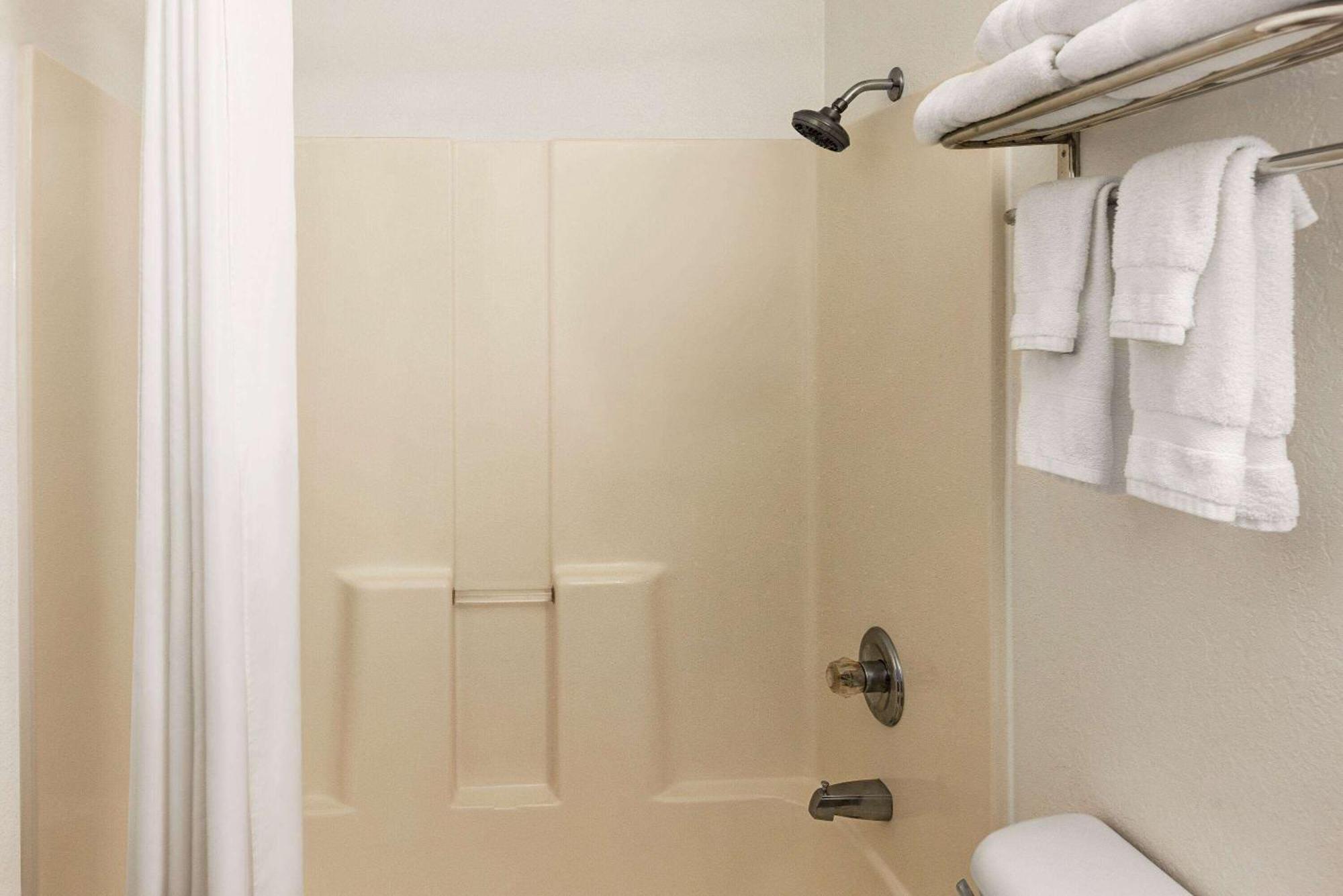 Baymont By Wyndham Cedar Rapids Hotel Bagian luar foto