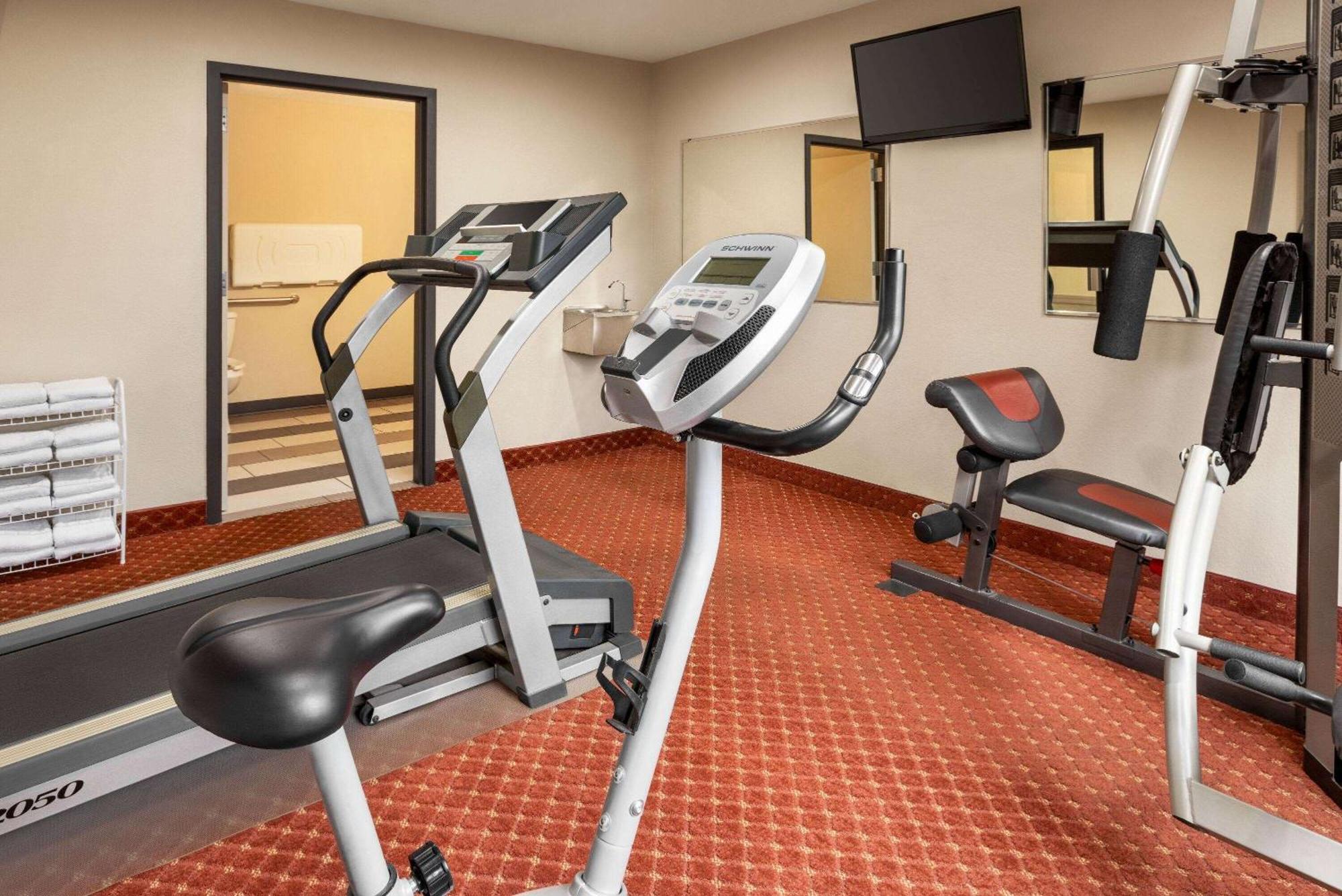 Baymont By Wyndham Cedar Rapids Hotel Bagian luar foto