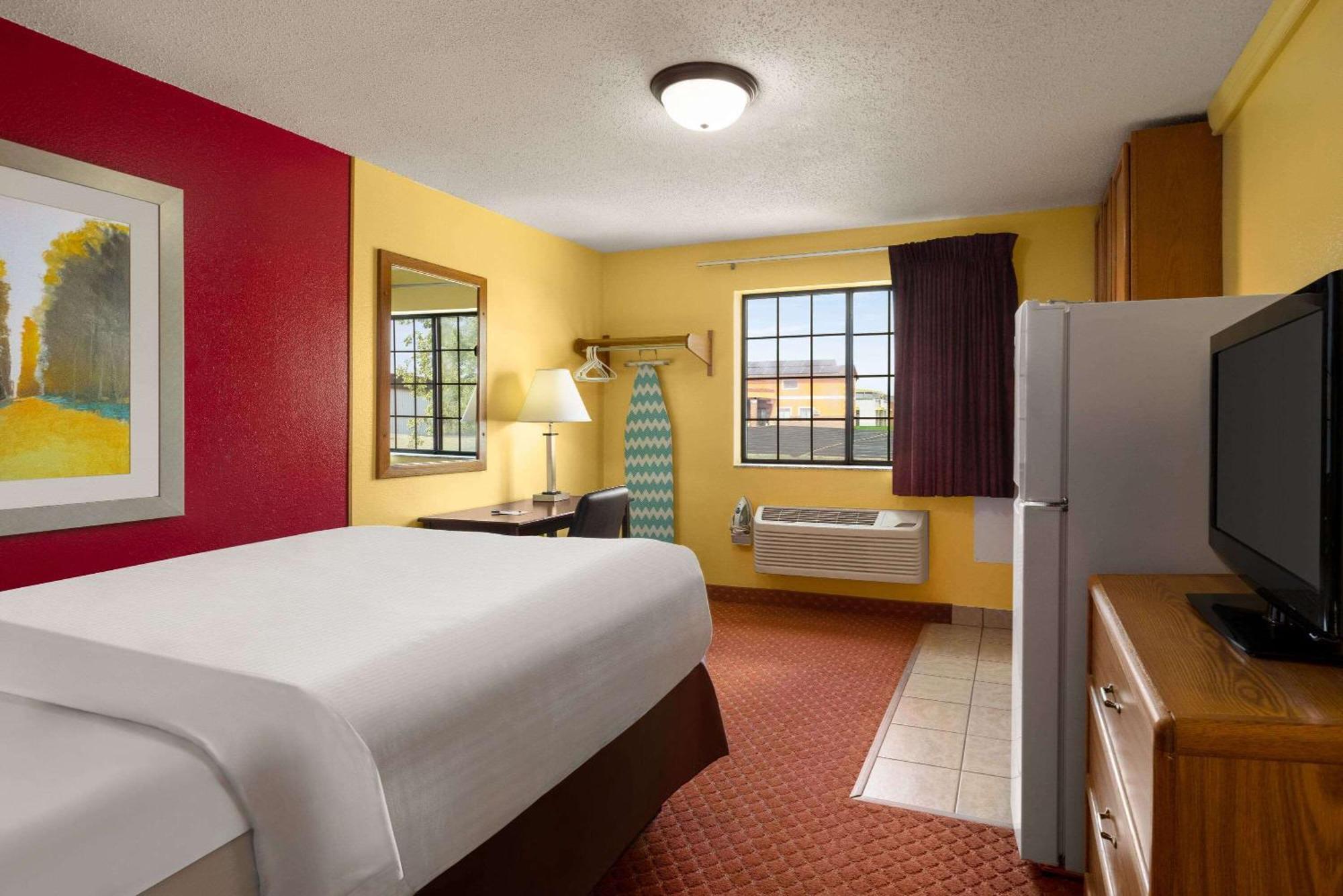Baymont By Wyndham Cedar Rapids Hotel Bagian luar foto