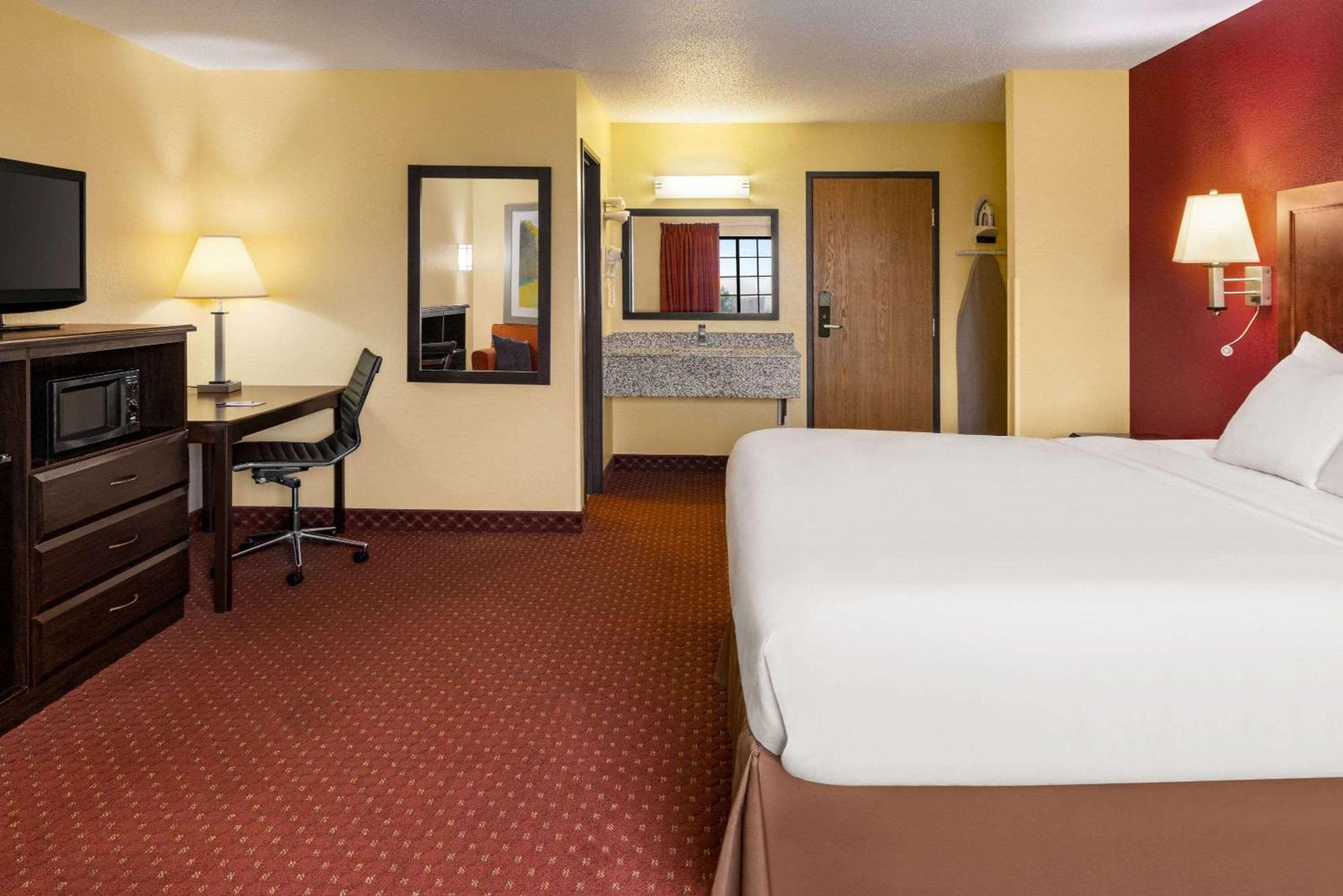 Baymont By Wyndham Cedar Rapids Hotel Bagian luar foto
