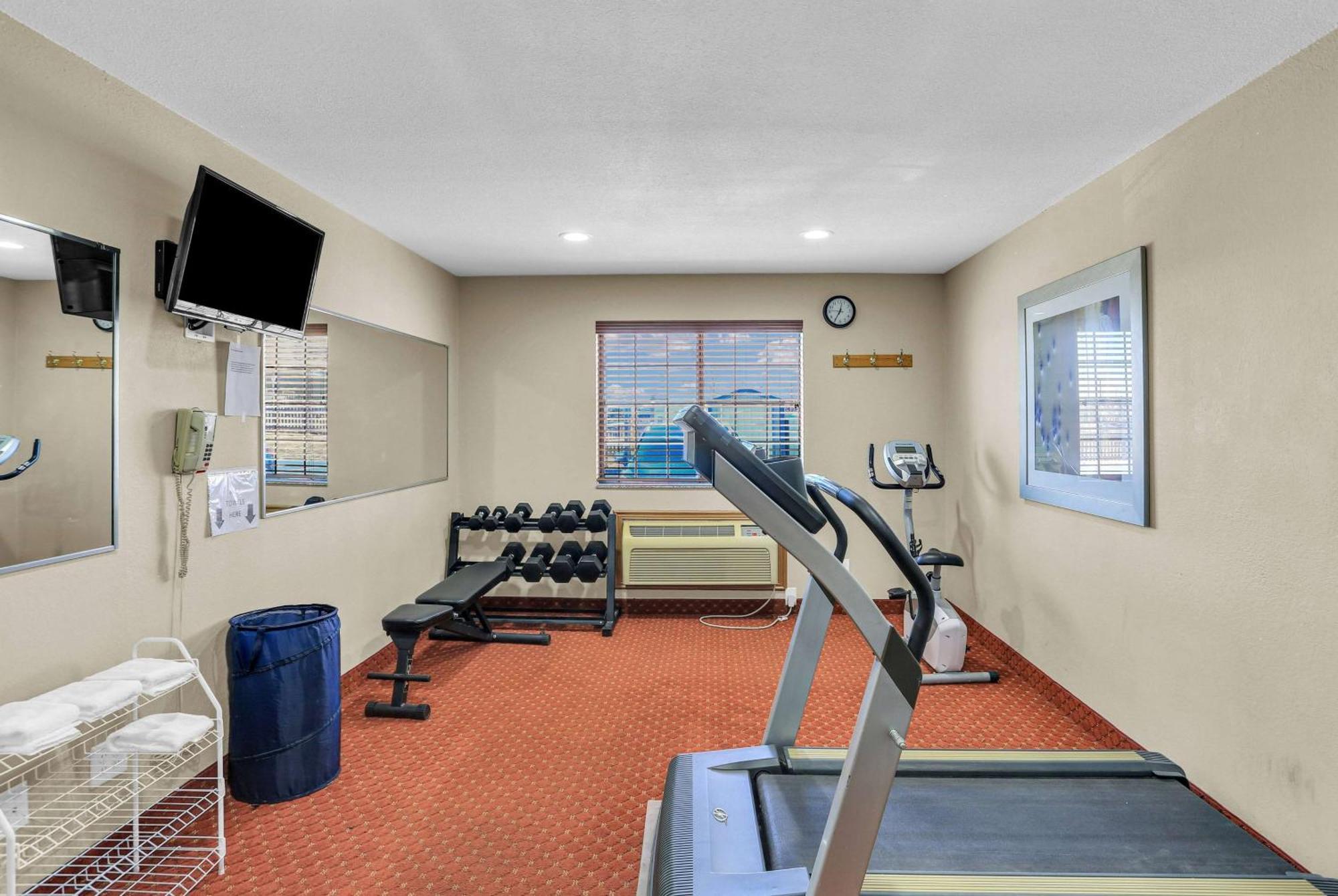 Baymont By Wyndham Cedar Rapids Hotel Bagian luar foto