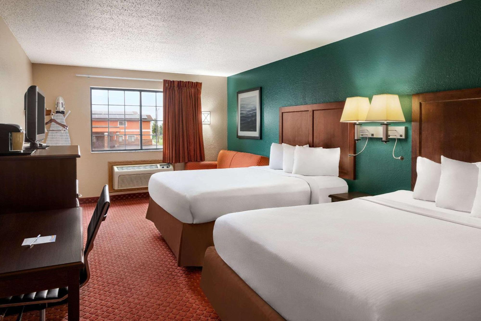 Baymont By Wyndham Cedar Rapids Hotel Bagian luar foto