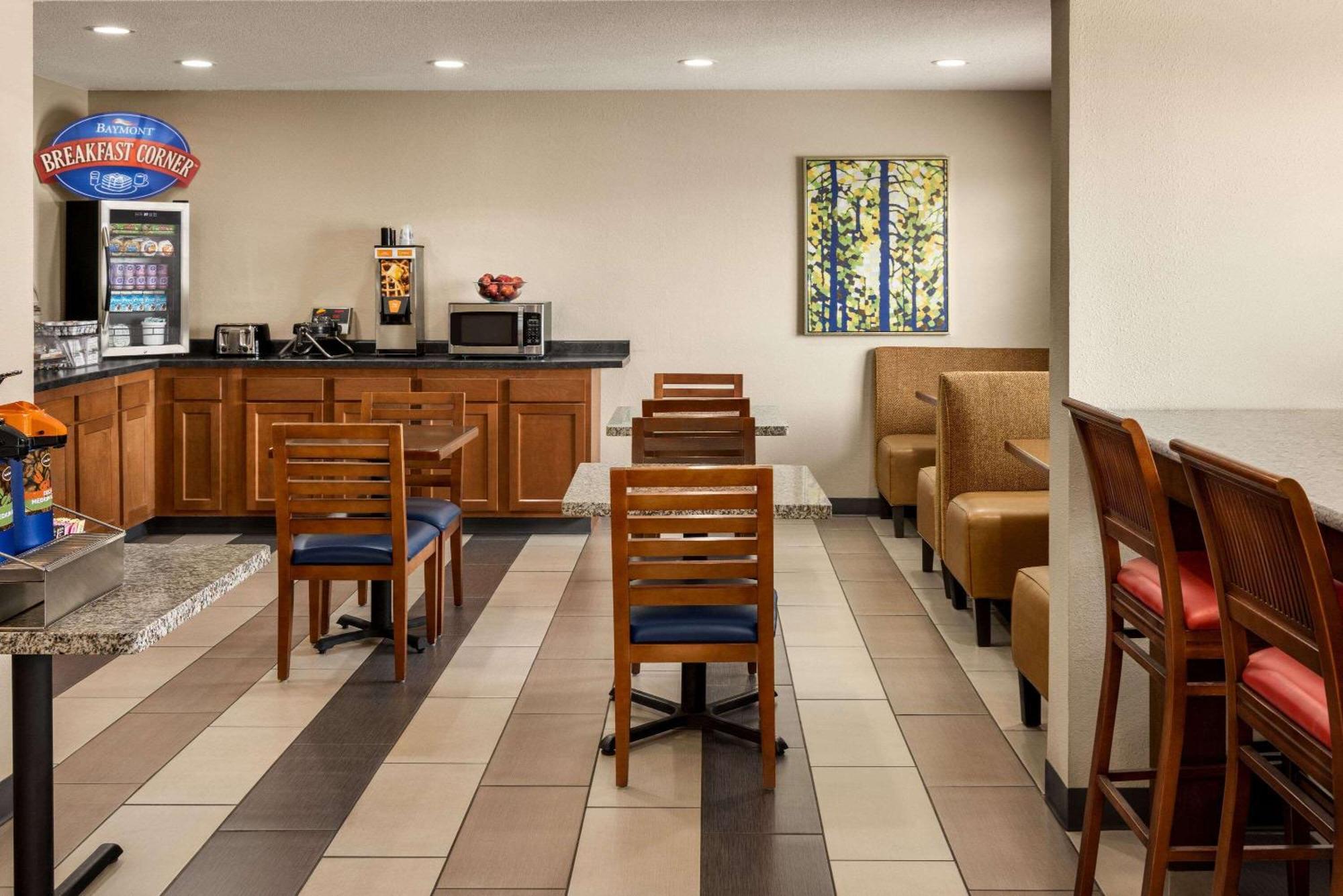 Baymont By Wyndham Cedar Rapids Hotel Bagian luar foto