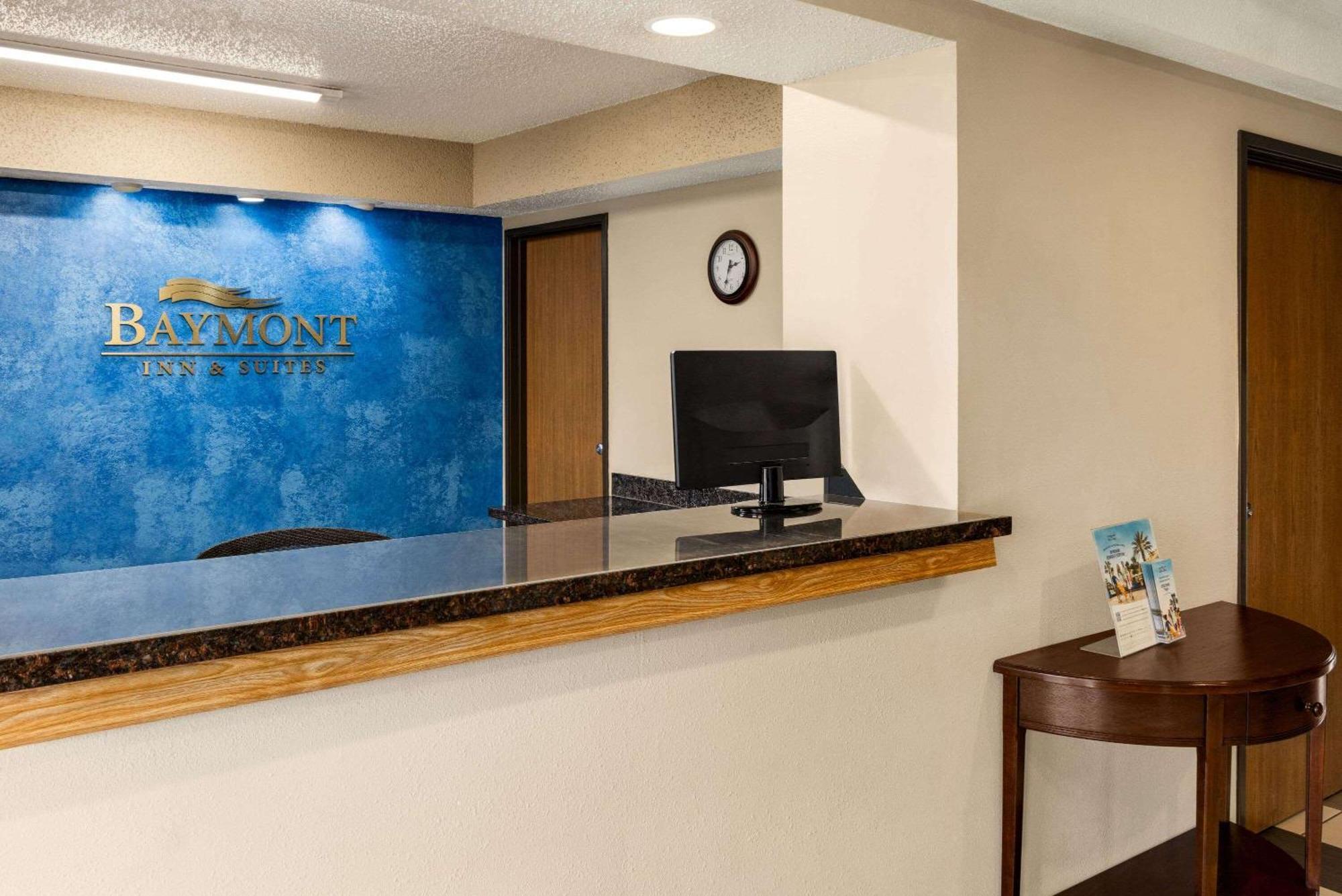 Baymont By Wyndham Cedar Rapids Hotel Bagian luar foto