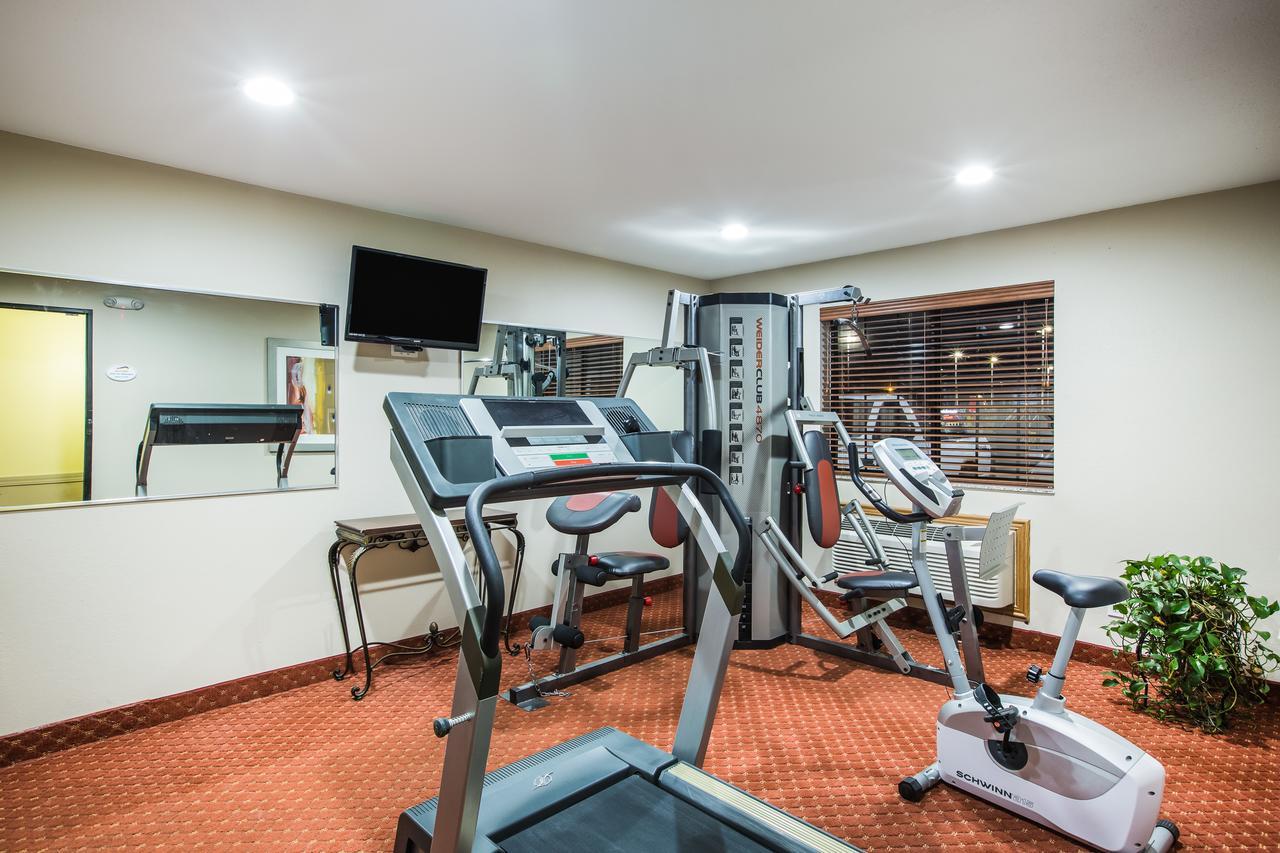 Baymont By Wyndham Cedar Rapids Hotel Bagian luar foto