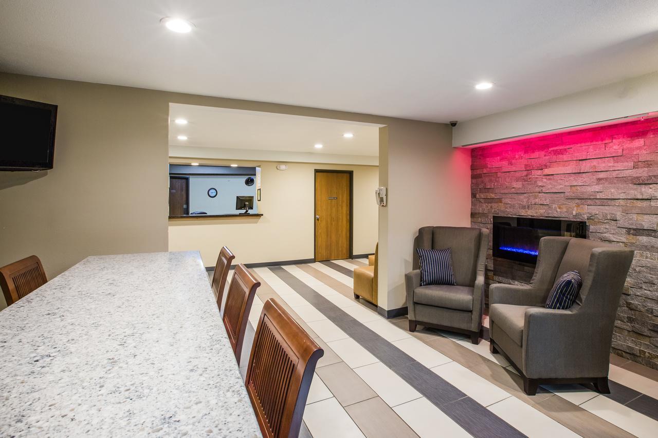 Baymont By Wyndham Cedar Rapids Hotel Bagian luar foto
