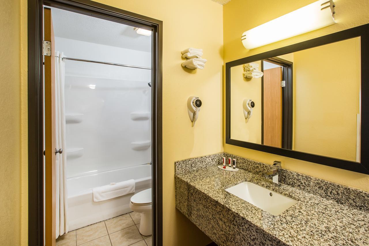 Baymont By Wyndham Cedar Rapids Hotel Bagian luar foto