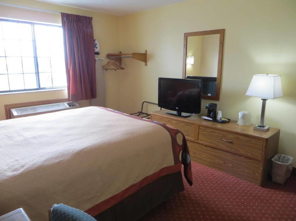 Baymont By Wyndham Cedar Rapids Hotel Bagian luar foto