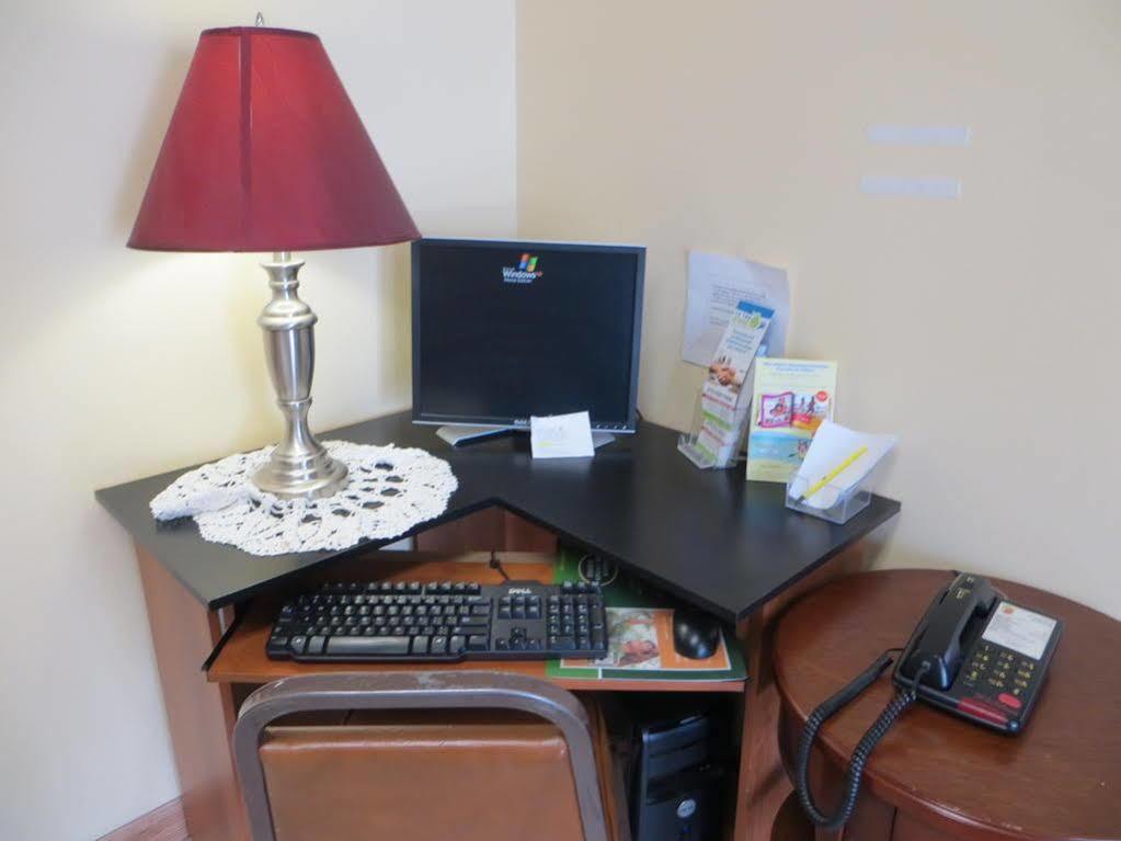 Baymont By Wyndham Cedar Rapids Hotel Bagian luar foto