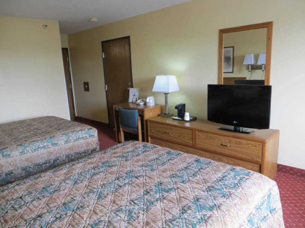 Baymont By Wyndham Cedar Rapids Hotel Bagian luar foto