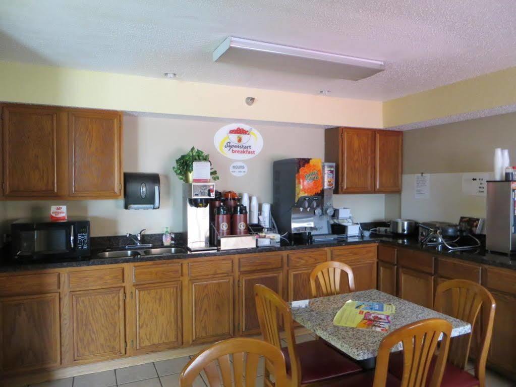 Baymont By Wyndham Cedar Rapids Hotel Bagian luar foto