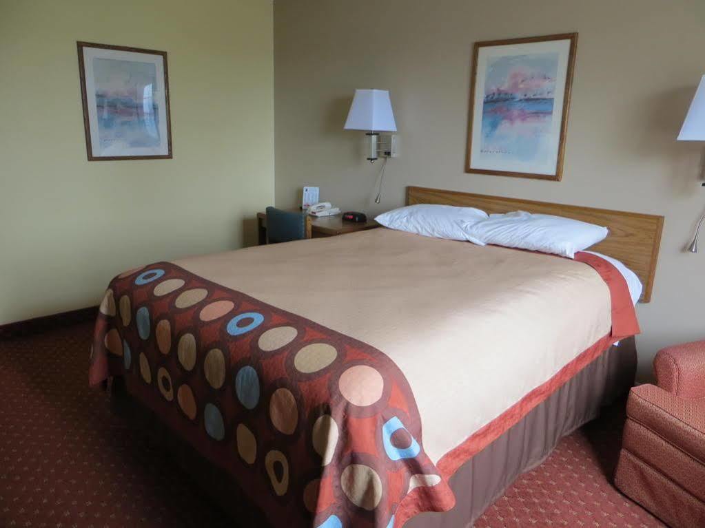 Baymont By Wyndham Cedar Rapids Hotel Bagian luar foto
