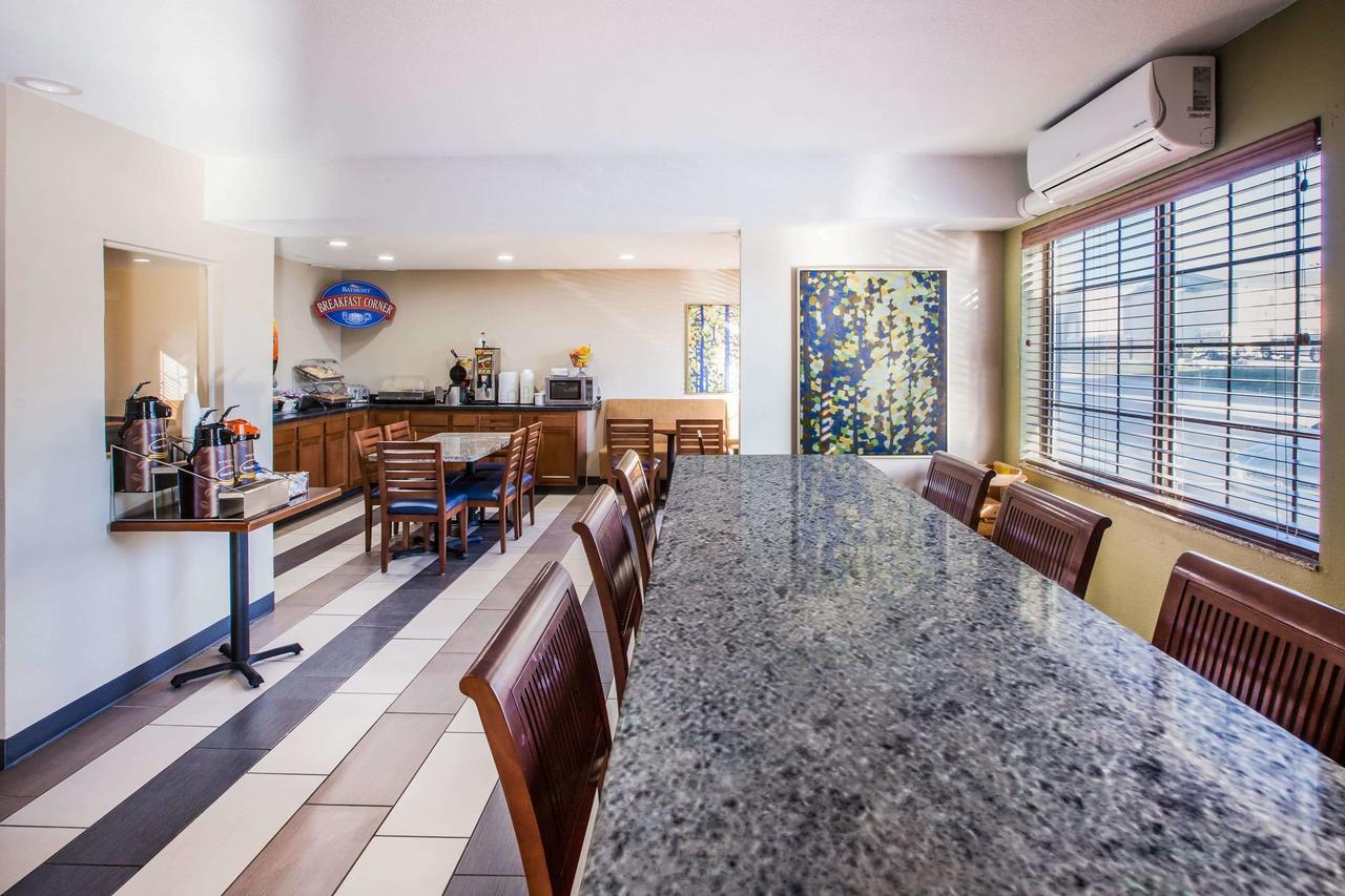 Baymont By Wyndham Cedar Rapids Hotel Bagian luar foto